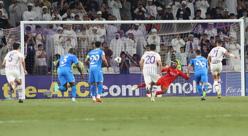 Soufiane Rahimi, a marcar um penálti, fez um "hat-trick"
