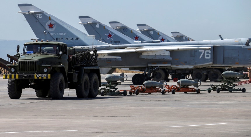 Aviões russos estacionados na base síria de Hmeymim
