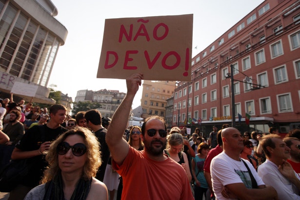 Milhares percorreram o cora&ccedil;&atilde;o do Porto no s&aacute;bado. Em Portugal, a jornada global de protestos do &ldquo;movimento dos indignados&rdquo; estendeu-se a Angra do Hero&iacute;smo, Funchal, Barcelos, Braga, Coimbra, Santar&eacute;m, Lisboa, &Eacute;vora e Faro (fotografia: Jos&eacute; Coelho, Lusa) 