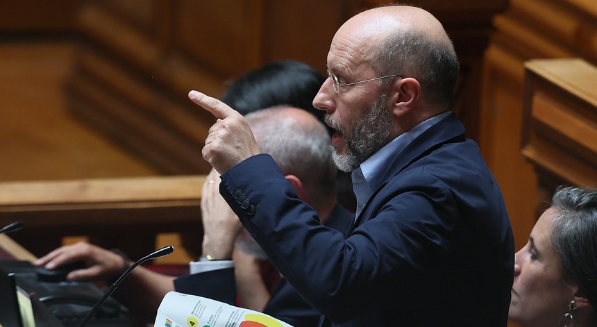 Imagem de "Não precisa de ser tudo desenrasca". Livre acusa Governo de "falhar" e pede "cultura de prevenção"