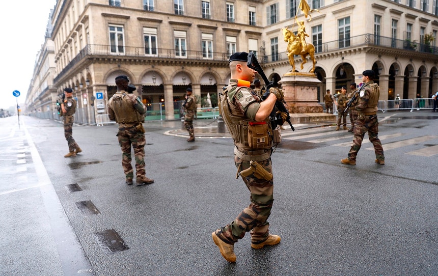 Soldados com espingardas G3 puderam ser vistos pela cidade de Paris durante os Jogos Olímpicos
