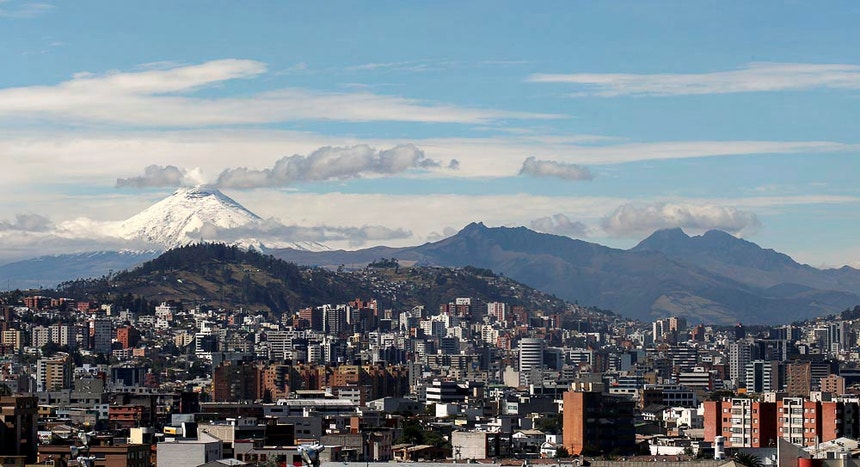 O vulcão Cotopaxi é um dos mais altos vulcões no mundo. Encontra-se a 75 kms a sul de Quito e desde 1738 já teve mais de 50 erupções.
