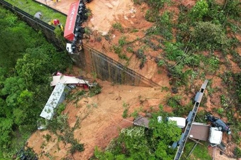 Imagem relacionada com a notícia: Duas pessoas morreram num aluimento de terras que arrastou 16 veículos no estado do Paraná
