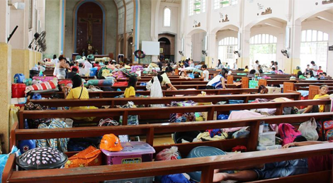 Refugiados filipinos numa igreja &agrave; espera do tuf&atilde;o Hagupit a 04 de dezembro de 2014 (Reuters)