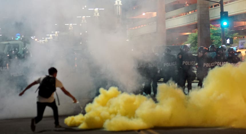 Manifestantes anti-Trump envolveram-se em confrontos com a polícia em Phoenix, Arizona. Foto: Sandy Huffaker - Reuters