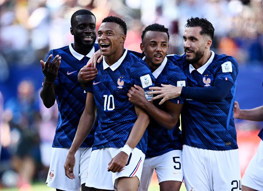 Imagem de França bate Senegal com histórico `bis` de Mbappé