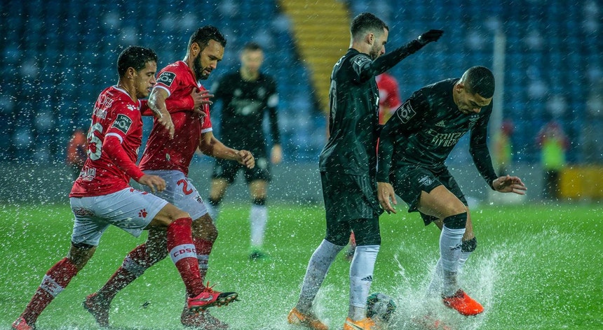 Um dos últimos jogos entre as duas equipas teve por cenário a chuva forte
