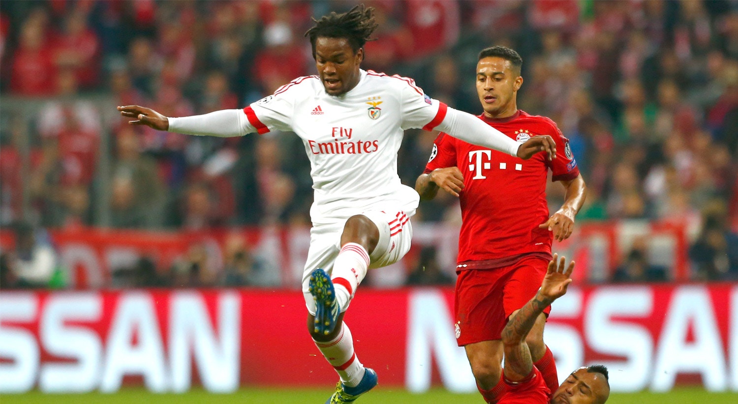  O voo para o Bayern. Apesar da ellimina&ccedil;&atilde;o do Benfica, as presta&ccedil;&otilde;es do jovem jogador impressionaram a equipa alem&atilde;. A not&iacute;cia da contrata&ccedil;&atilde;o surge logo no in&iacute;cio de maio. 