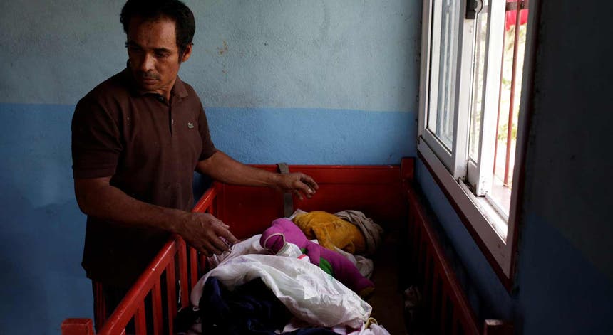 O pai de Eliannys Vivas, de 9 anos, poderá ter infectado a filha com difteria. Eliannys morreu em cinco dias, após correr cinco hospitais onde foi primeiro diagnosticada com asma. A escassez do medicamento para tratar a doença ditou a sua morte. A situação exemplifica o drama de milhares de venezuelanos incapazes de deter o colapso do sistema de Saúde. Epidemias de difteria, tuberculose ou pneumonia poderão estar prestes a eclodir em todo o país Foto: Reuters