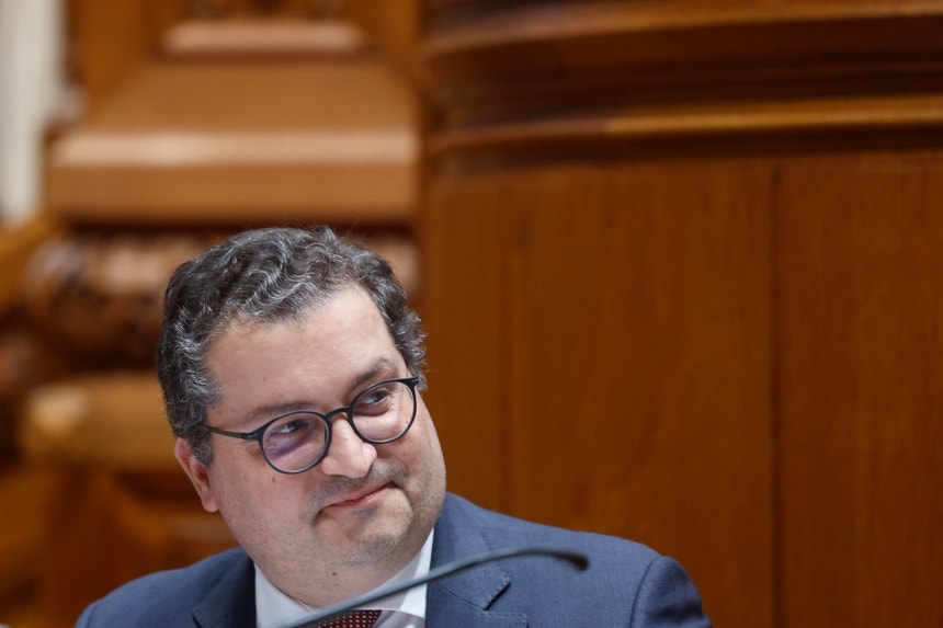 Imagem de Finanças alertam para conteúdos falsos com nome e imagem do ministro Miranda Sarmento