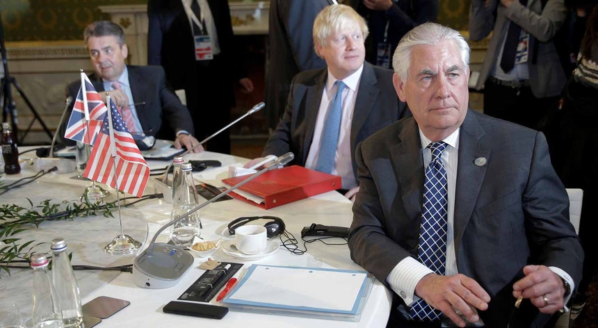 Rex Tillerson, secretário de Estado norte-americano, com Boris Johnson e Sigmar Gabriel, respetivamente os ministros britânico e alemão dos Negócios Estrangeiros, durante a primeira reunião do G7, na segunda-feira. 
