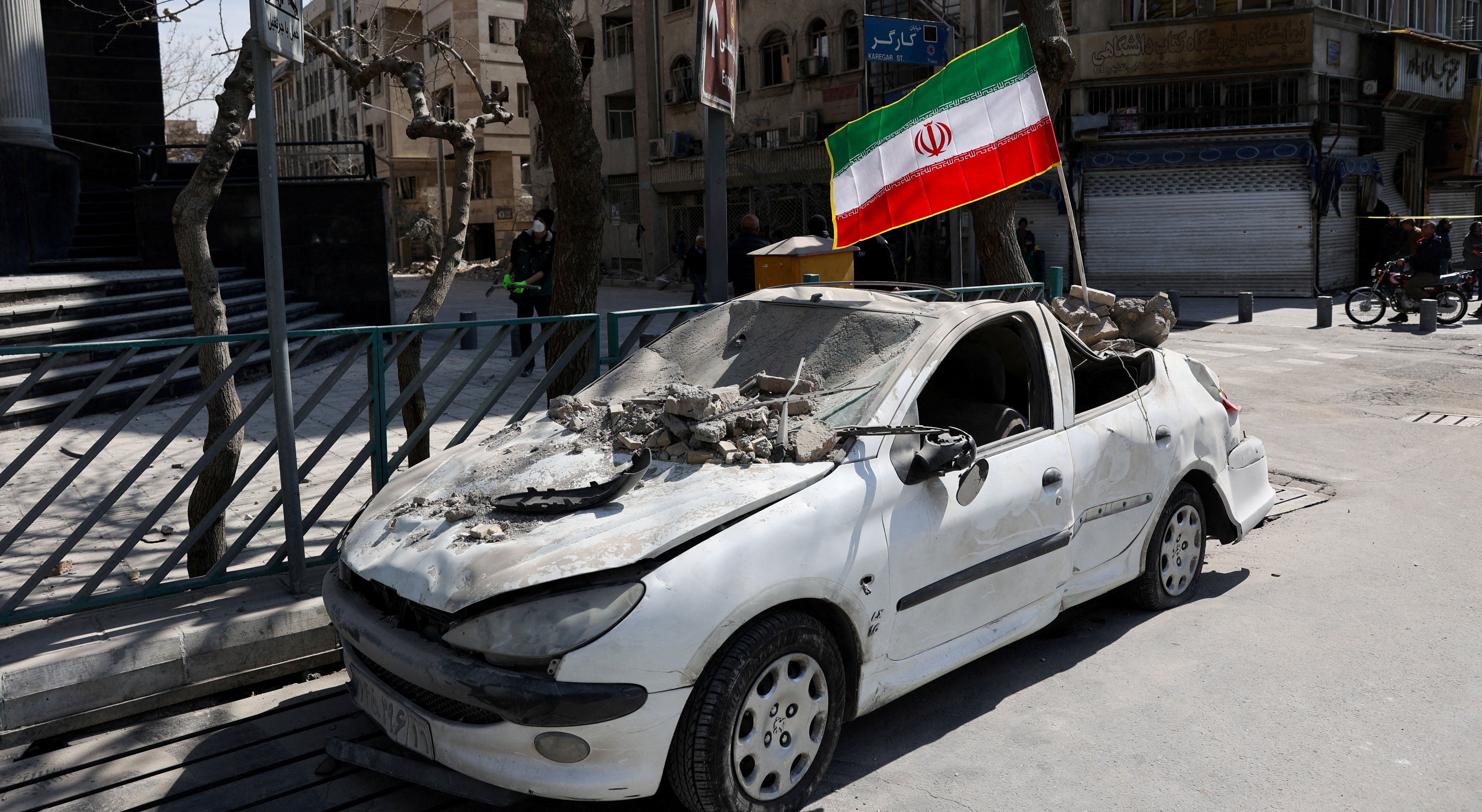 Teerão pede "sangue sionista" e de Trump. Petroleiro americano no Golfo atingido por míssil