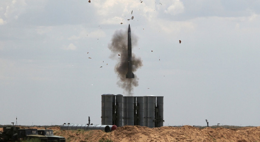 Lançamento de um míssil durante exercícios militares russos
