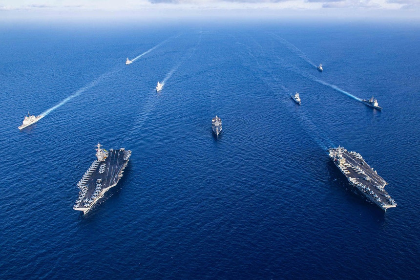 Vista aérea dos porta-aviões da Marinha dos Estados Unidos USS Gerald R. Ford e USS Dwight D. Eisenhower juntos no Mediterrâneo
