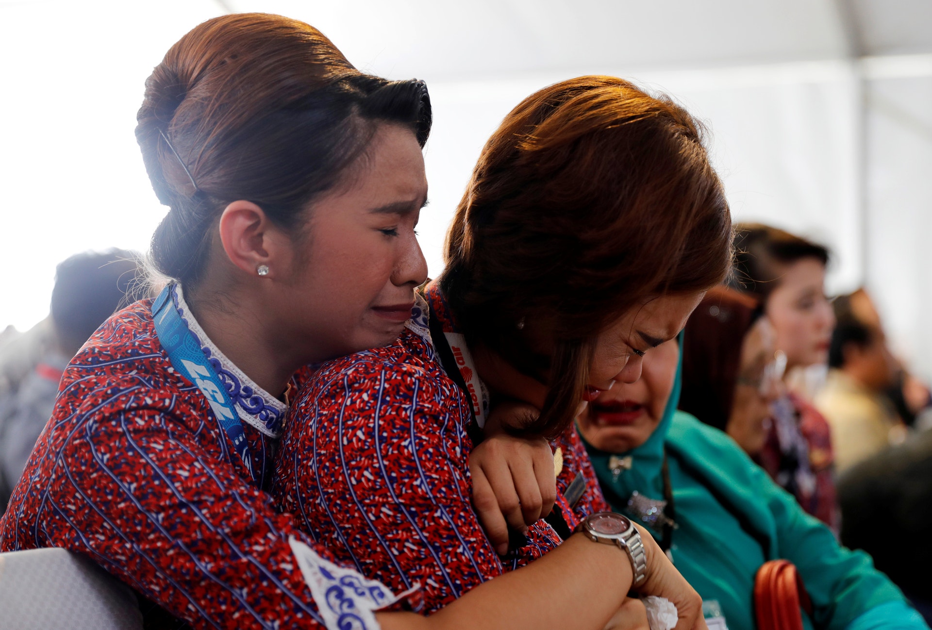  Colegas dos tripulantes do voo 610 choram ao visitar local do acidente. Foto: Beawiharta Beawiharta - Reuters 
