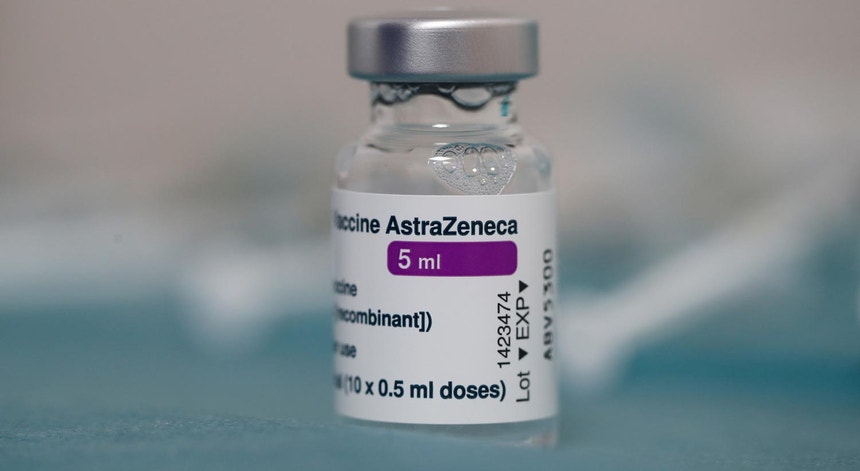 Um frasco da vacina da AstraZeneca contra a Covid-19

