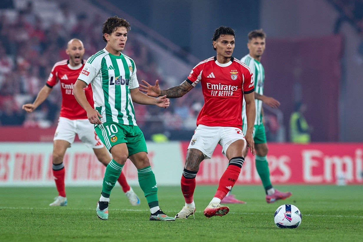 Alexander Bah e Richard Ríos integrados no treino do Benfica