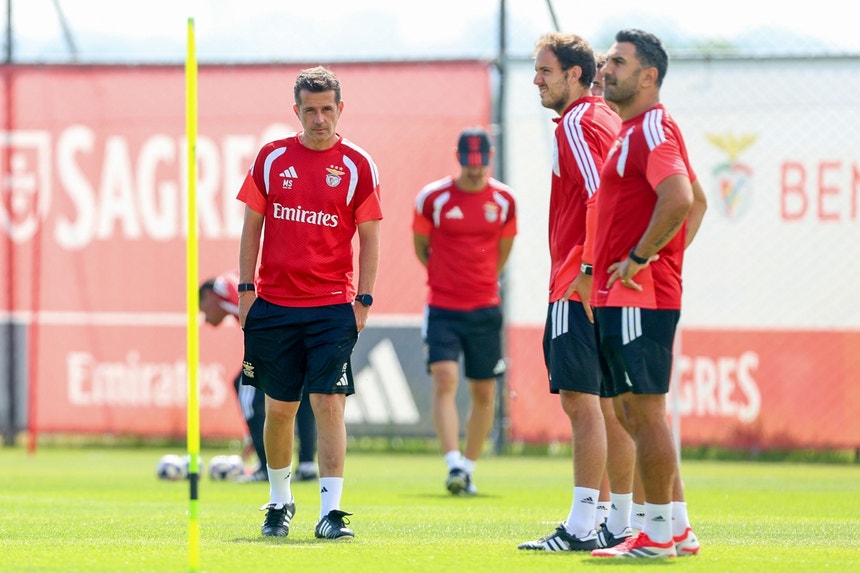 Imagem de Marco Silva pede seriedade competitiva na estreia do Benfica em 2026/27