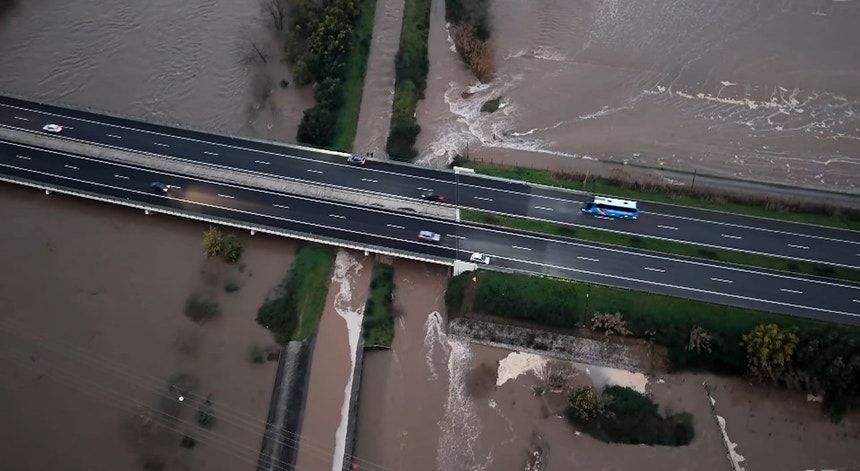 Colapsou o dique de Casais, em Montemor-o-Velho. A1 cortada nos dois sentidos em Coimbra