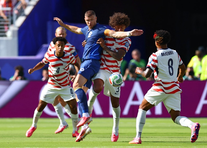 Imagem de Edin Dzeko renova por mais uma temporada com o Schalke 04