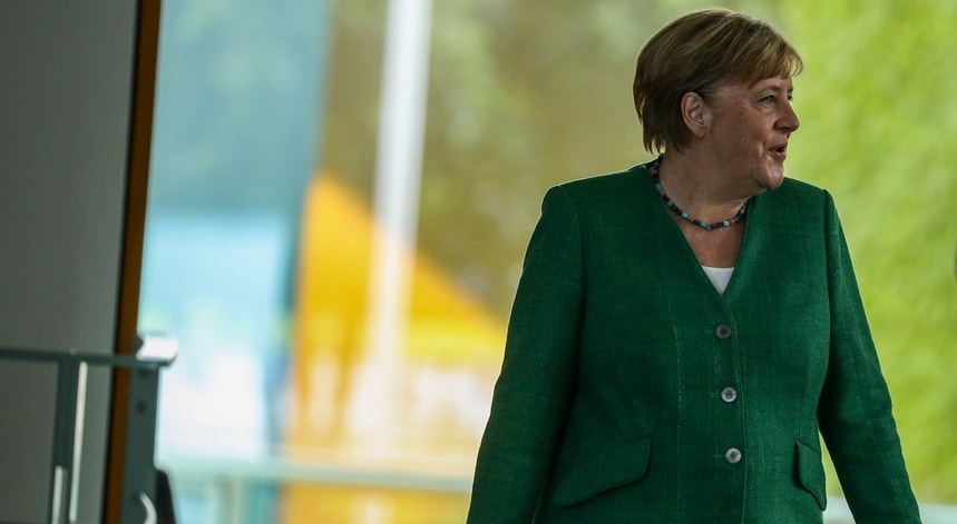 Angela Merkel não resistiu às pressões políticas e sociais para desconfinar
