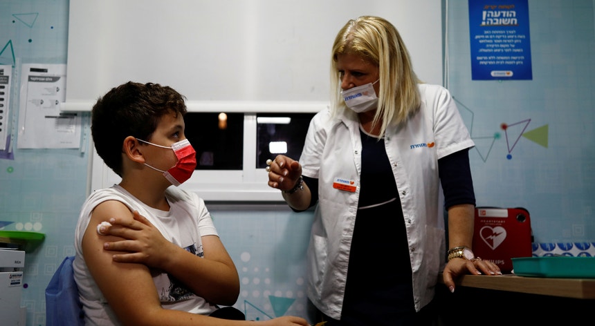 Em Israel, a vacinação de crianças entre os cinco e os 11 anos começou na segunda-feira numa praça de Telavive
