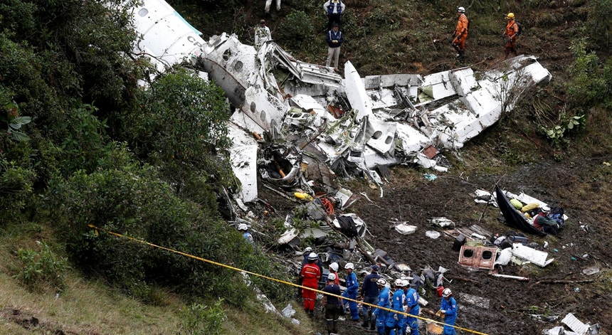 Os destroços do avião sinistrado
