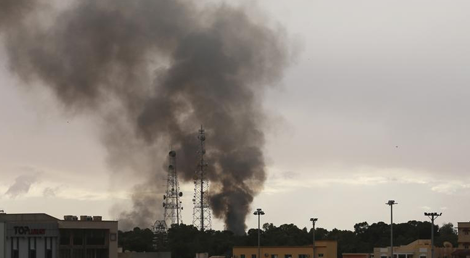 Combates em Bengazhi, L&iacute;bia (Foto: Reuters)