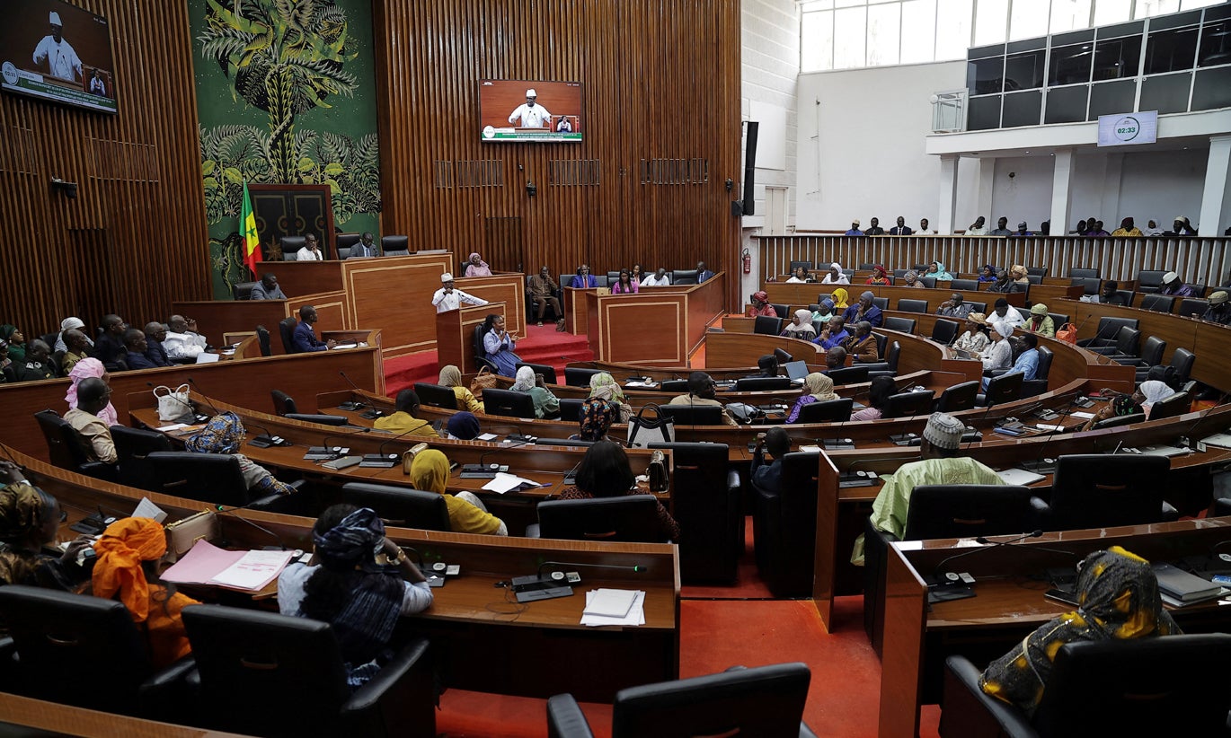 Presidente do Senegal aprova lei que duplica penas de prisão para homossexuais