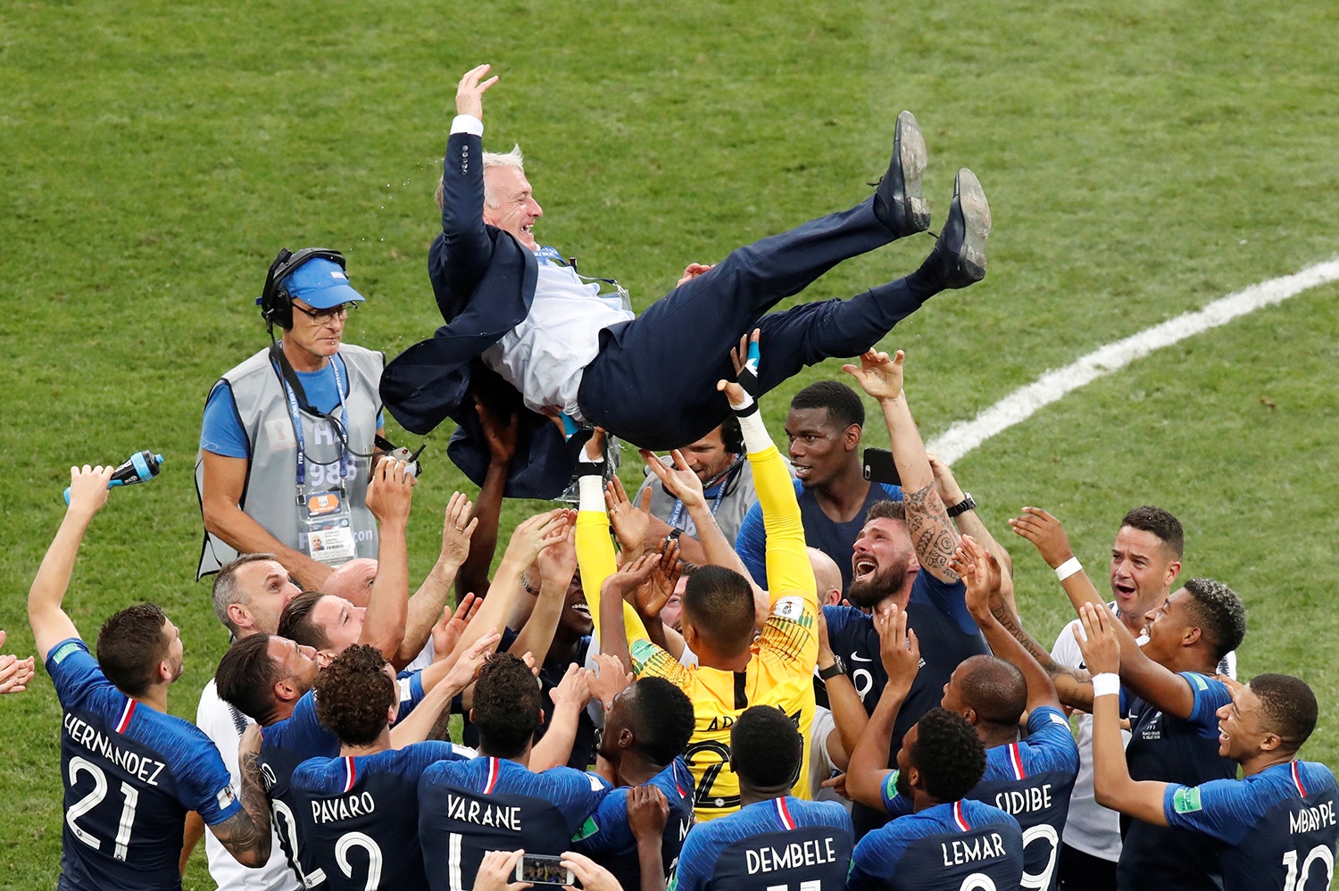  A sele&ccedil;&atilde;o francesa comemora a vit&oacute;ria do Mundial de Futebol /Christian Hartmann - Reuters 