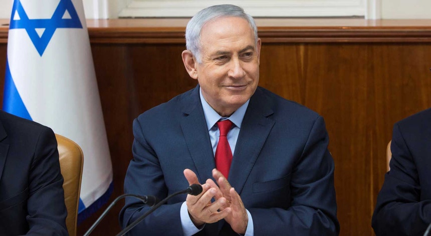 Benjamin Netanyahu diz que a decisão dos Estados Unidos foi "corajosa e moral". 
