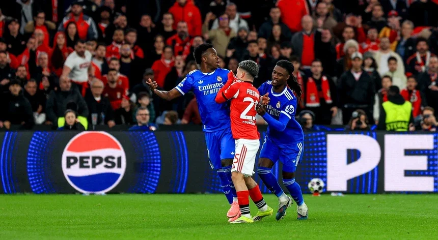 Infantino pede expuls�o de jogadores que tapam a boca com a camisola para falar