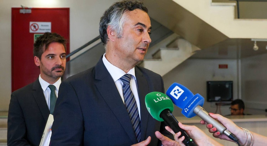 Imagem de Ministro da Educação diz que exames em atraso deverão chegar aos professores até ao final do dia