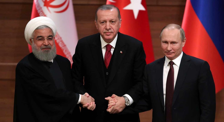Os Presidentes do Irão, Hassan Rouhani (E), da Turquia, Reccep Tayyip Erdogan (C) e da Rússsia, Vladimir Putin (D), na primeira cimeira tripartida sobre a Síria em Ancara, a 4 de abril de 2018.
