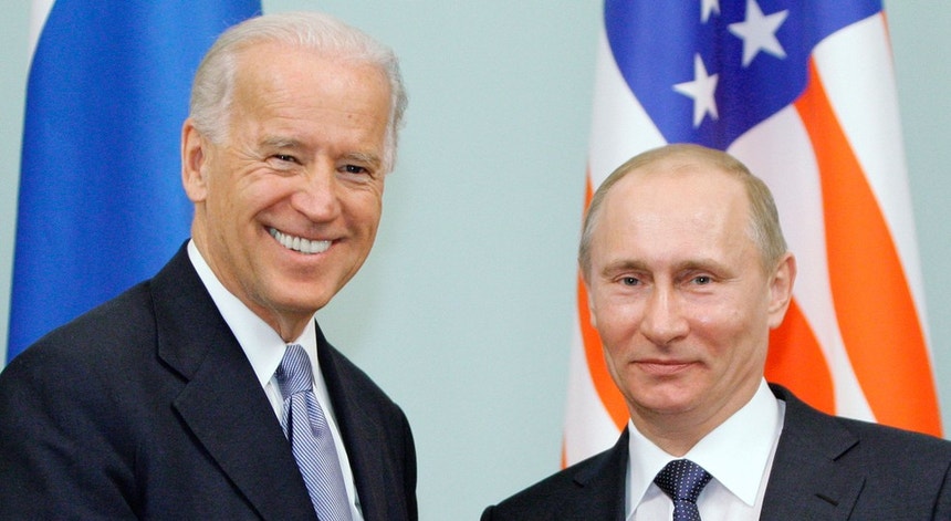 Biden e Putin reúnem num momento de tensão internacional
