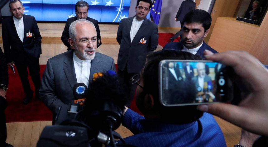 O acordo de 2015 limita o programa atómico de Teerão em troca do levantamento de sanções internacionais
