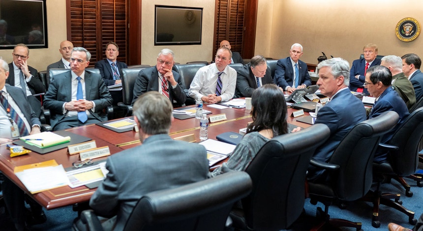 Donald Trump na Situation Room durante uma reunião após o ataque iraniano a bases militares norte-americanas no Iraque
