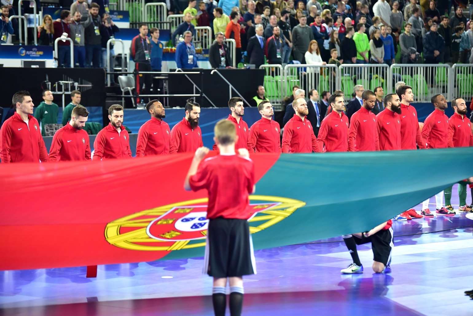  Os jogadores d&atilde;o as m&atilde;os at&eacute; ao embate final. A bandeira mostra o caminho. (Foto: Igor Kupljenik - EPA) 