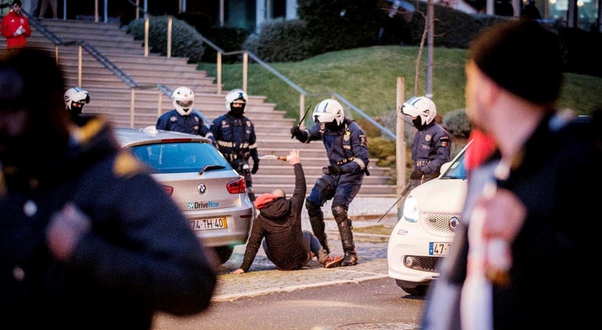 Os desacatos após o Benfica-FC Porto levou à detenção de seis pessoas
