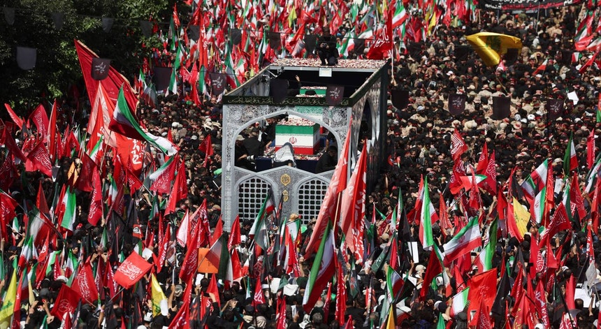 Imagem de Milhares de iranianos nas ruas de Teerão para assistir ao cortejo fúnebre de Khamenei