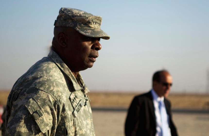 O general Lloyd Austin, chefe das tropas dos EUA no Médio Oriente, no Kuwait em 2011 Foto: Reuters