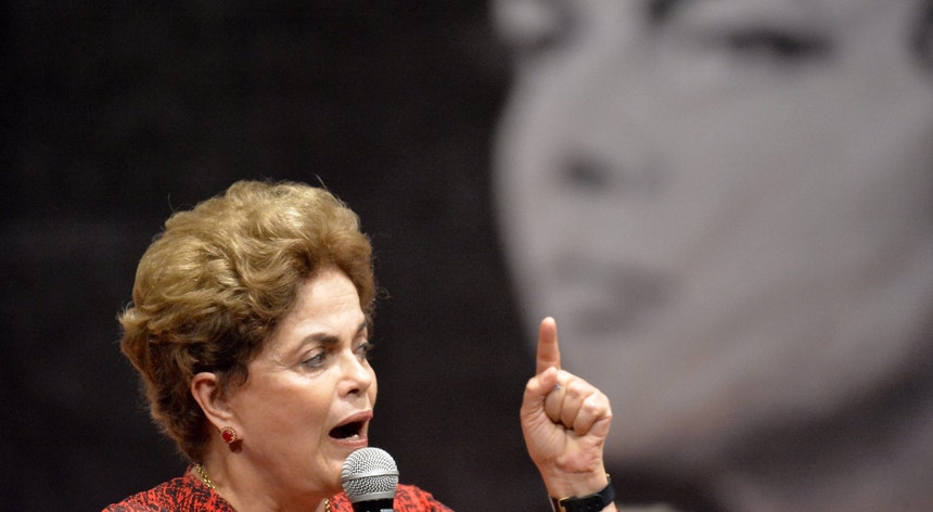Dilma Rousseff discursou perante apoiantes antes do julgamento
