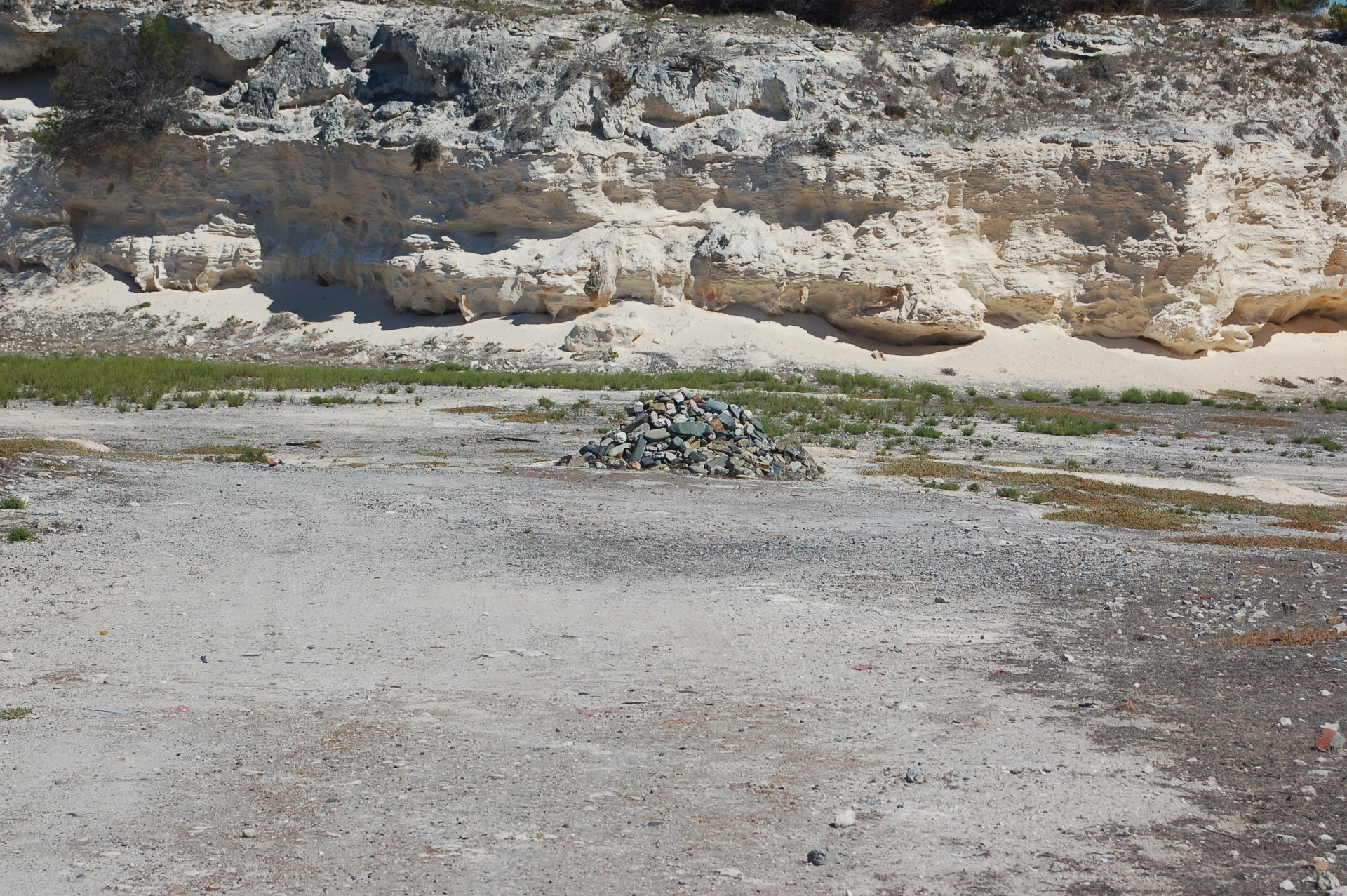  Pedreira de trabalhos for&ccedil;ados na ilha-pris&atilde;o de Robben. Amontoadas ao centro da foto, pedras deixadas por antigos presos como Nelson Mandela, um ano ap&oacute;s o encerramento daquela como estabelecimento prisional. /Foto: Ant&oacute;nio Mateus - RTP 
