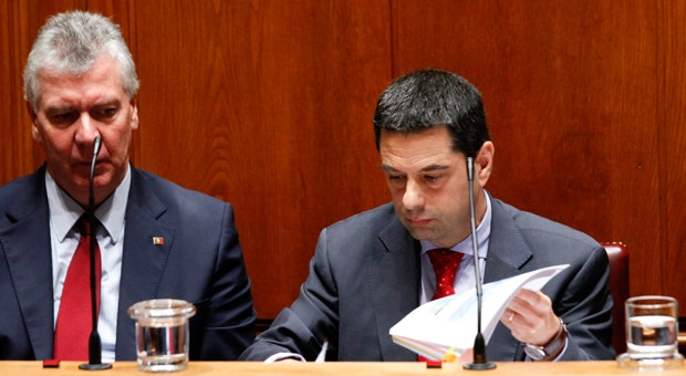 O ministro das Finanças ladeado pelo ministro dos Assuntos Parlamentares, Luís Marques Guedes, durante o debate do orçamento retificativo
