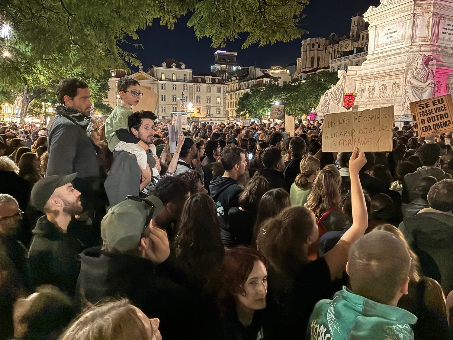 Custo de vida incendiou as ruas. Um sismo europeu com epicentro em Fran�a