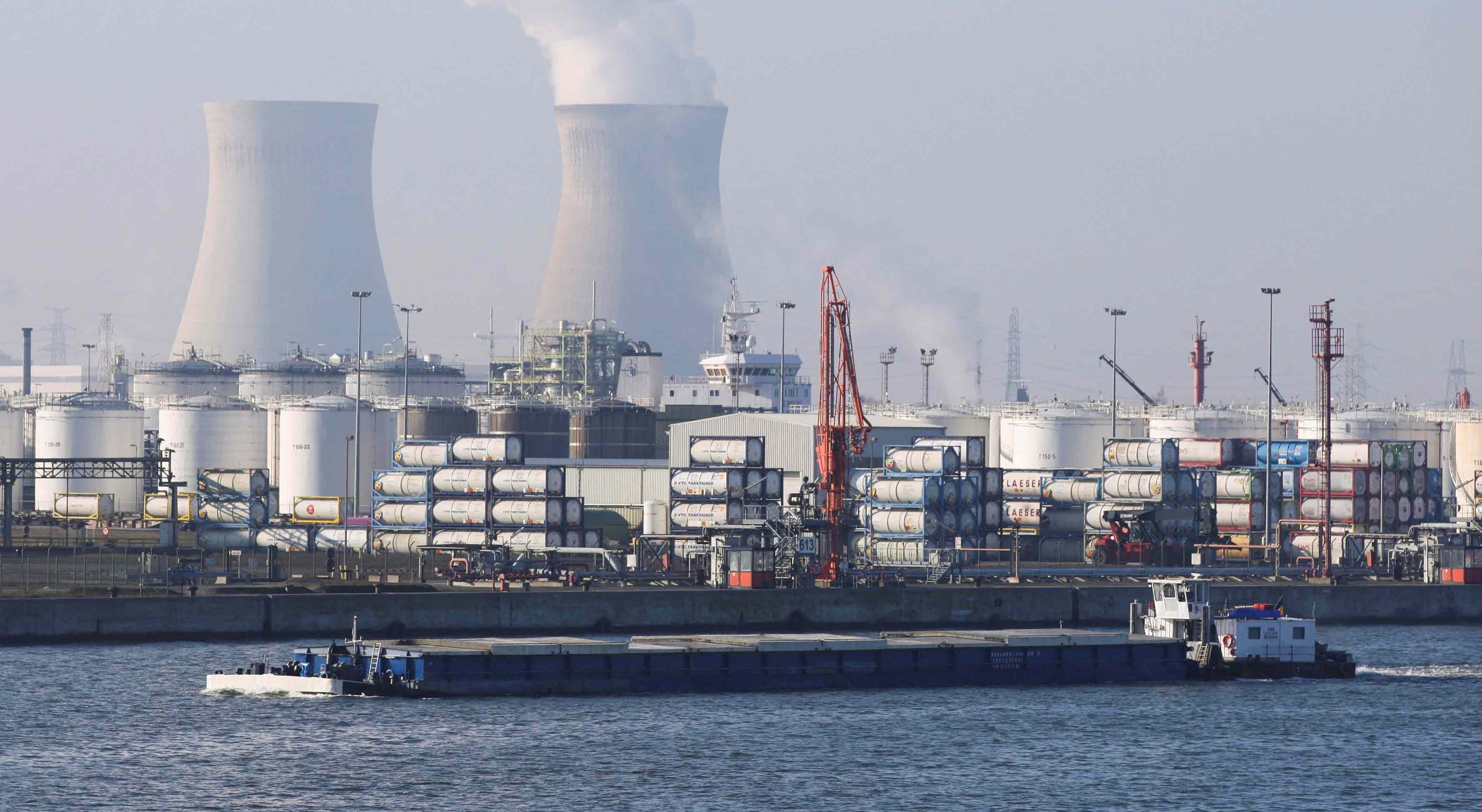 Tráfego marítimo paralisado no porto de Antuérpia devido a derrame de petróleo