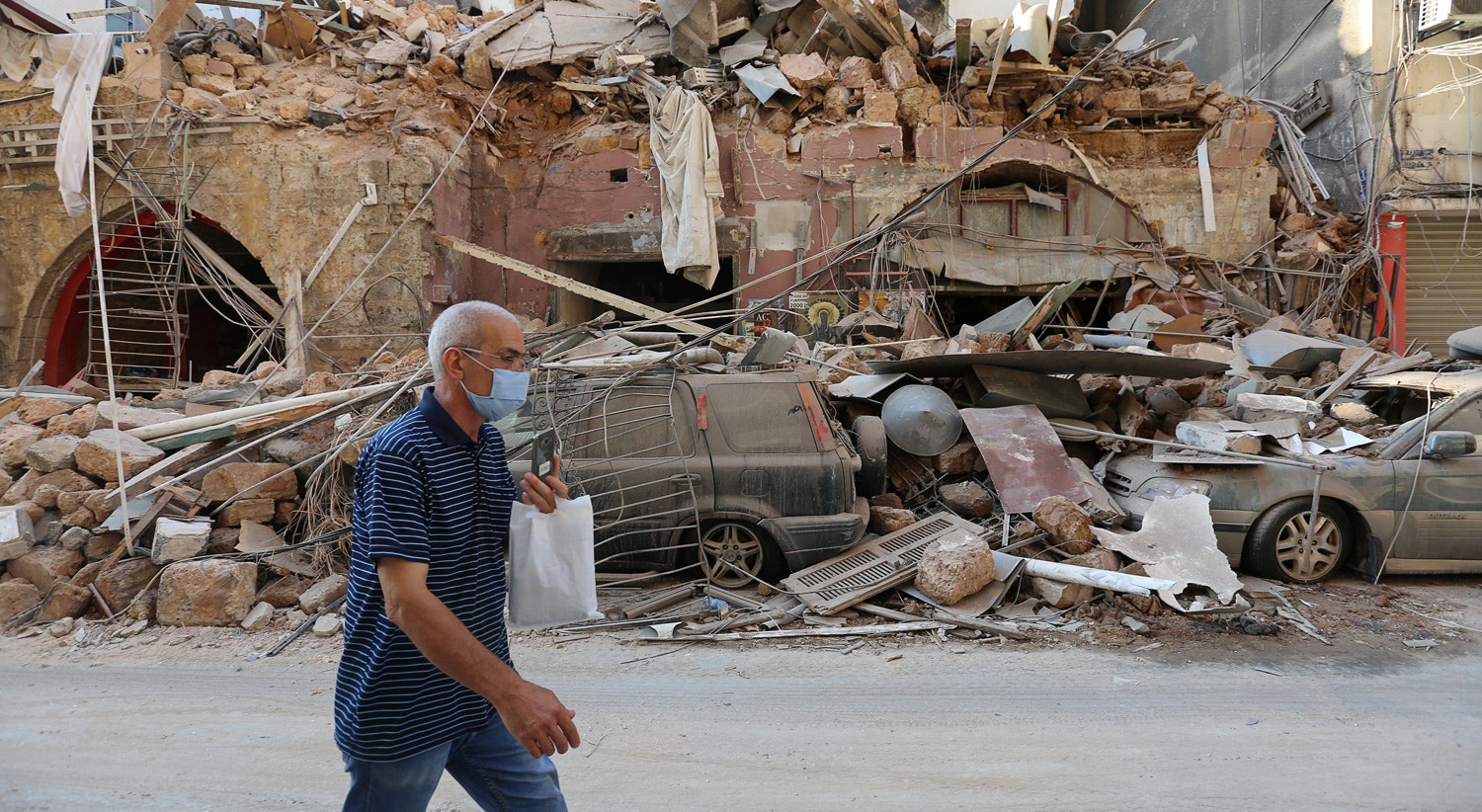  As principais ruas da baixa da capital acumulam destro&ccedil;os e ve&iacute;culos danificados, assim como fachadas de edif&iacute;cios derrubadas pelo impacto. | Aziz Taher - Reuters 