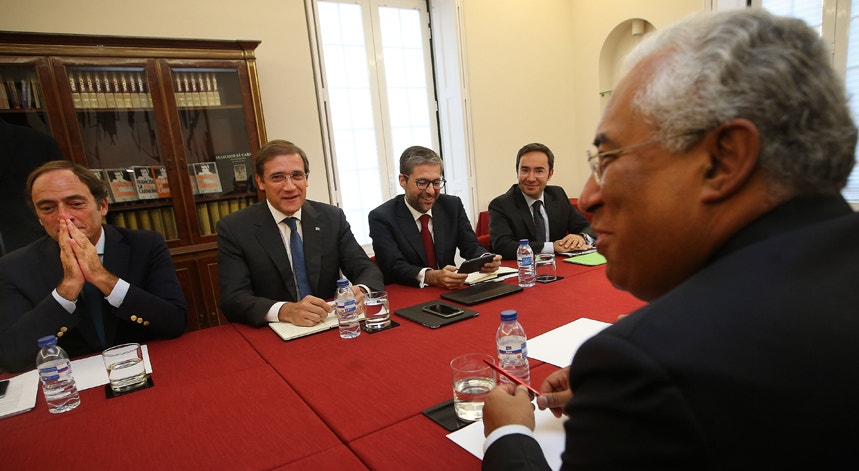 A primeira reunião entre a coligação Portugal à Frente e o PS decorreu na passada sexta-feira na sede do PSD
