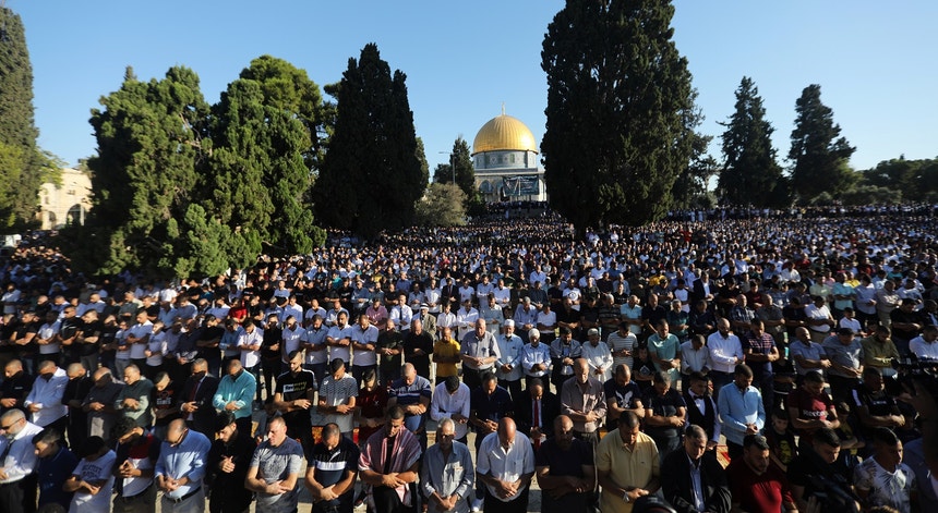 Palestinianos a rezar no Monte do Templo, em Jerusalém

