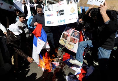 Protestos frente à embaixada síria em Beirute, no Líbano. Por Wael Hamzeh/EPA Wael Hamzeh/EPA
